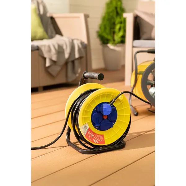 Удлинитель на катушке Skybeam 4 розетки с заземлением 3x2.5 мм 30 м цвет черный